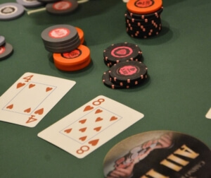 poker-mesa-744x624